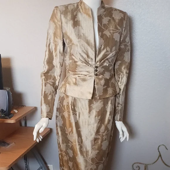 Kay Unger champagne gold floral women's suit. - Picture 1 of 5